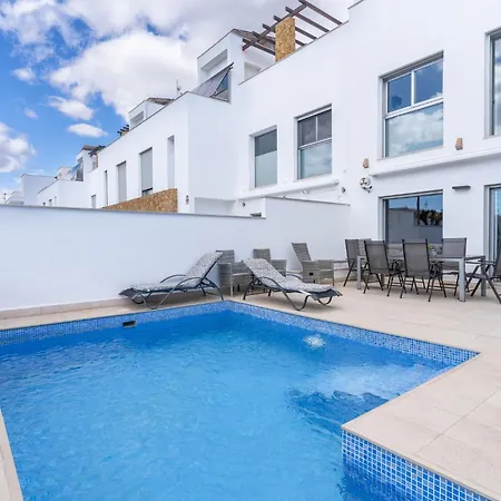 Gandhi By United Renters Holiday home